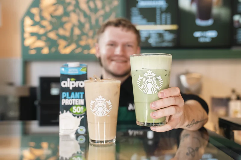 Starbucks rozšiřuje portfolio o rostlinné proteinové nápoje spoluprací s Alpro