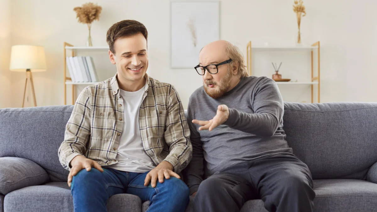 Váš syn po třicítce stále neodešel z domu? 4 důvody, které většina rodičů raději nevidí, jedním z nich je i lenost