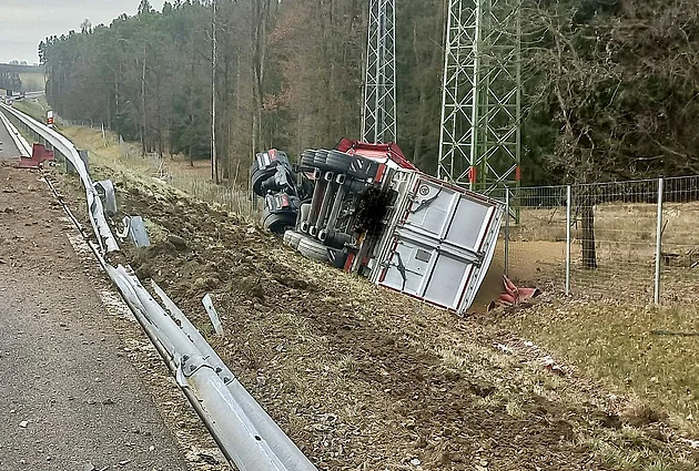 Kamion s řepkou na D3 prorazil svodidla, další nehoda směr na Rakousko zavřela - Doprava Metro.cz článek na Media24.cz