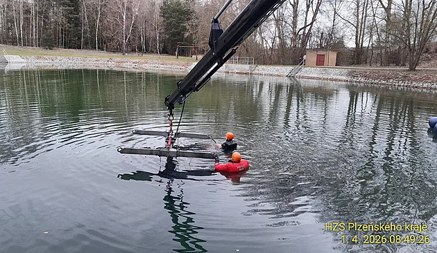 Opilý mladík sjel s autem do koupaliště, vůz zcela zmizel pod hladinou - Krimi iDnes.cz článek na Media24.cz