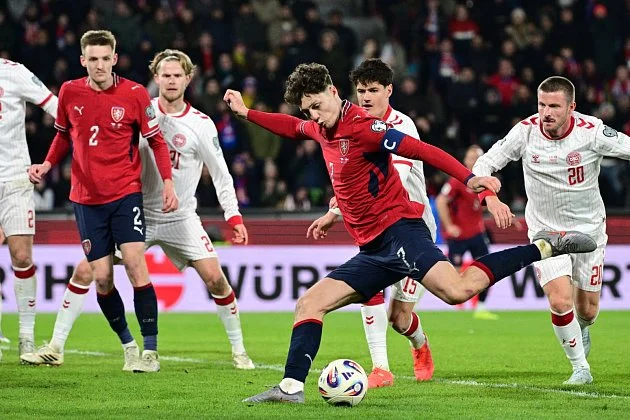 Od nezdarů, šoku před baráží až na vrchol: Fotbal konečně získal punc úspěchu