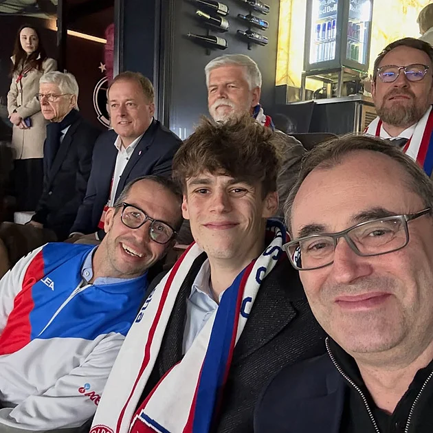 Prezident, politici i sportovní legendy. Kdo na Letné slavil postup Čechů na MS? - Fotbal iDnes.cz článek na Media24.cz