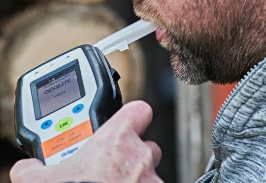 Řidič MHD narazil u Přerova do stromu, měl tři promile