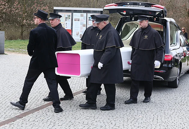 Tajný pohřeb tragicky zesnulé influencerky Míny: Růžová rakev i hvězdy Clashe!