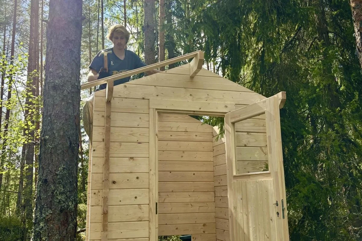 Student koupil opuštěný ostrov za méně než stojí garáž v Praze. Buduje tam od nuly plnohodnotné bydlení