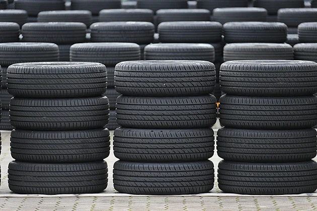 Ceny letních pneu mírně klesly, nové obutí vyjde na deset tisíc