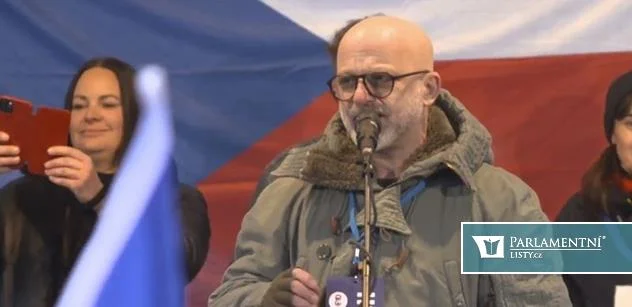 Herec Hynek Čermák vystoupil po boku Pirátů a hned začal couvat - Politika ParlamentniListy.cz článek na Media24.cz