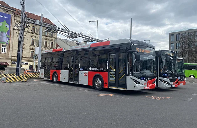 Praha začala testovat novou trolejbusovou linku i s cestujícími - Doprava Metro.cz článek na Media24.cz