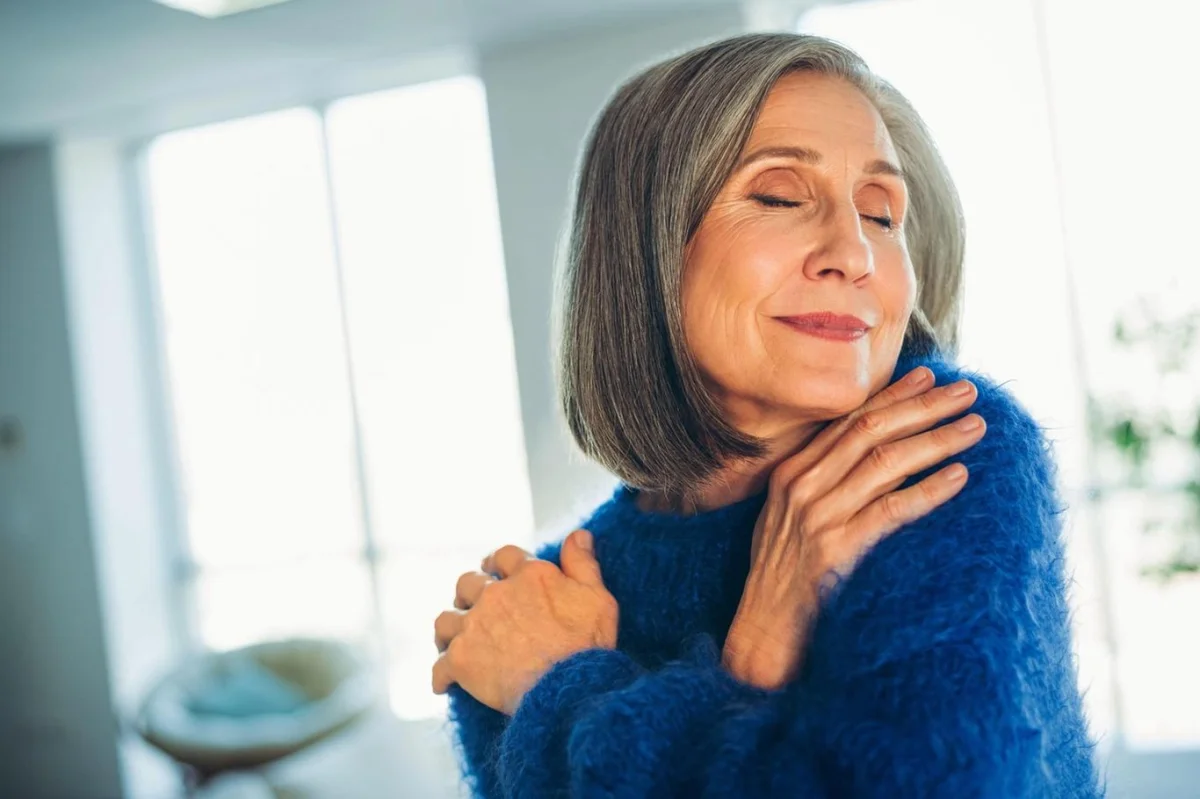 Tahle délka vlasů po šedesátce končí. Nový trend tohoto jara je překvapivě elegantní a vydrží celý den