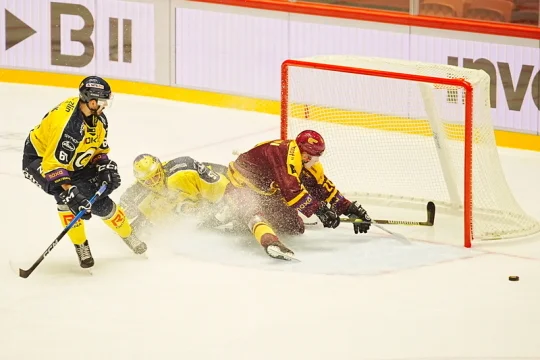 Začíná finále první hokejové ligy, o baráž se opět po roce utkají Jihlava a Zlín
