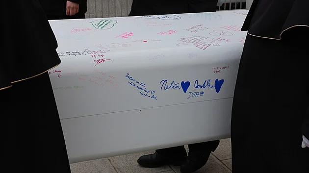 Růžová rakev popsaná vzkazy. Proběhlo poslední rozloučení s influencerkou Mínou