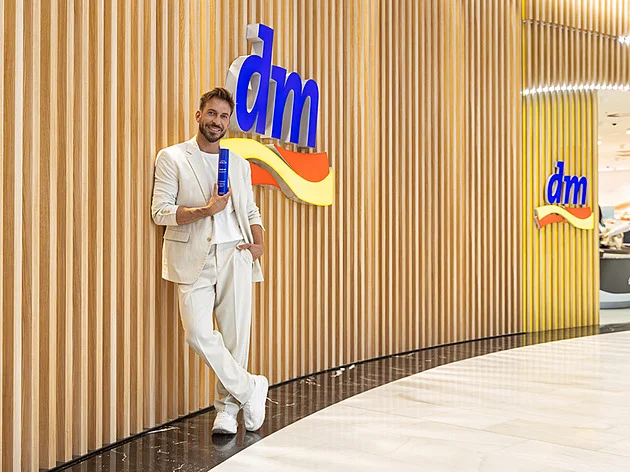 Dostupnější profesionální péče o vlasy: TOMAS ARSOV vstupuje do sítě drogerií dm