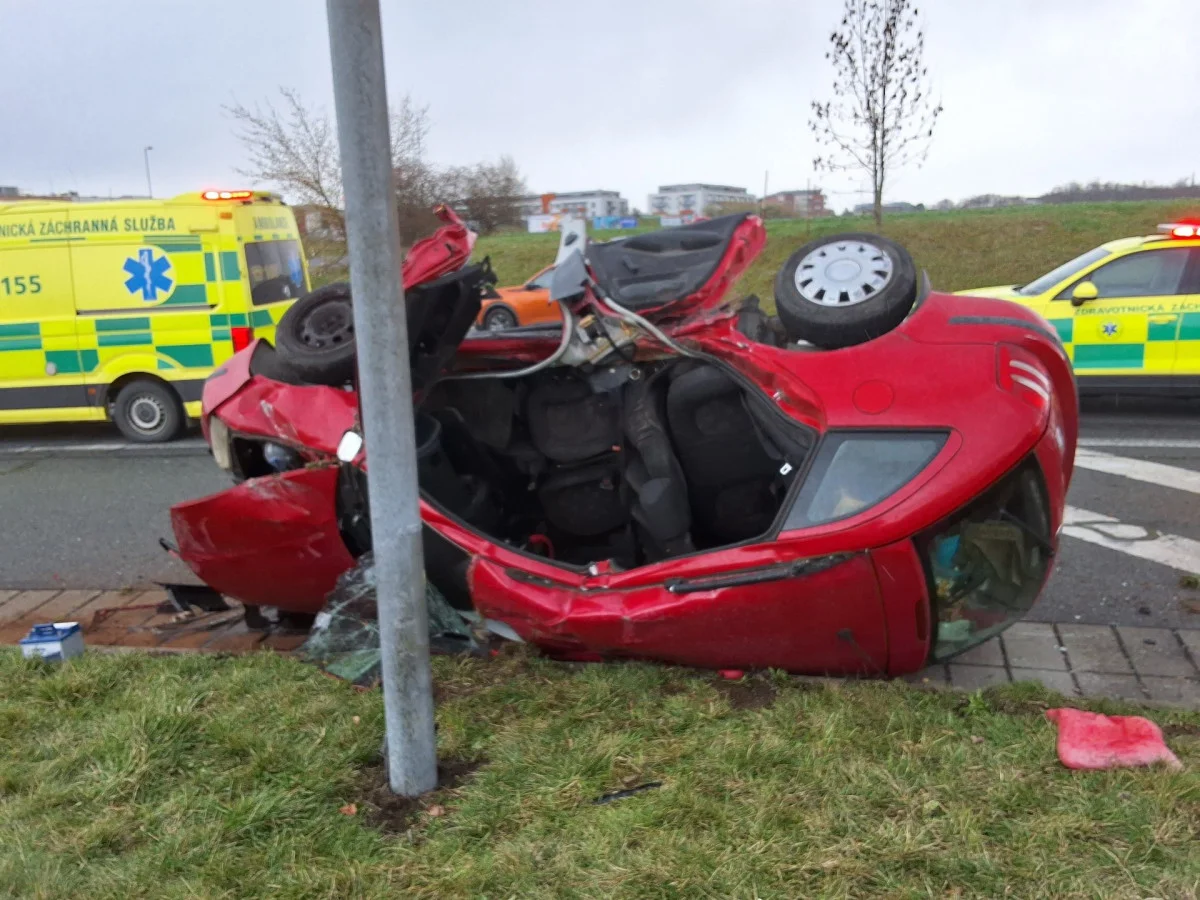 Škodovka skončila po srážce s volkswagenem na kruhovém objezdu v Olomouci převrácená na boku - Krimi TydenikPolicie.cz článek na Media24.cz