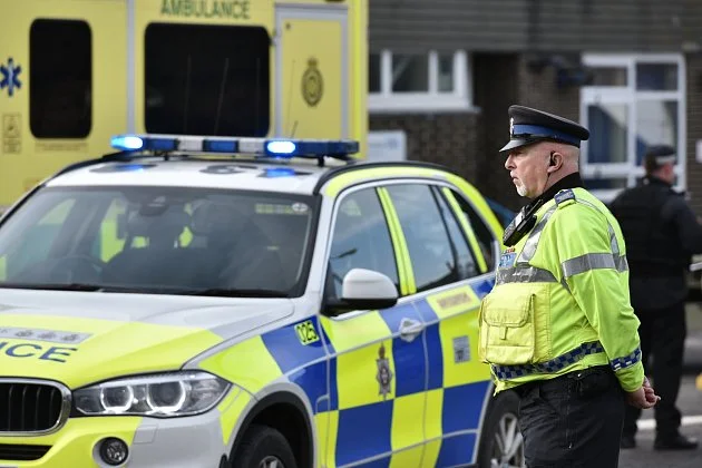 Británie obvinila tři muže ze žhářského útoku na sanitky v Londýně