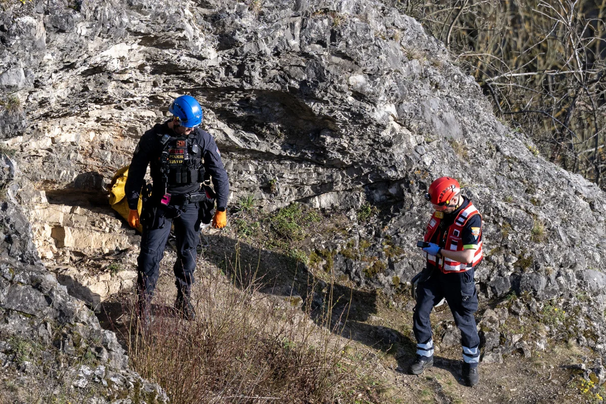 Chlapec spadl v Prokopském údolí ze skály, zachraňovali ho hasiči - Krimi TydenikPolicie.cz článek na Media24.cz