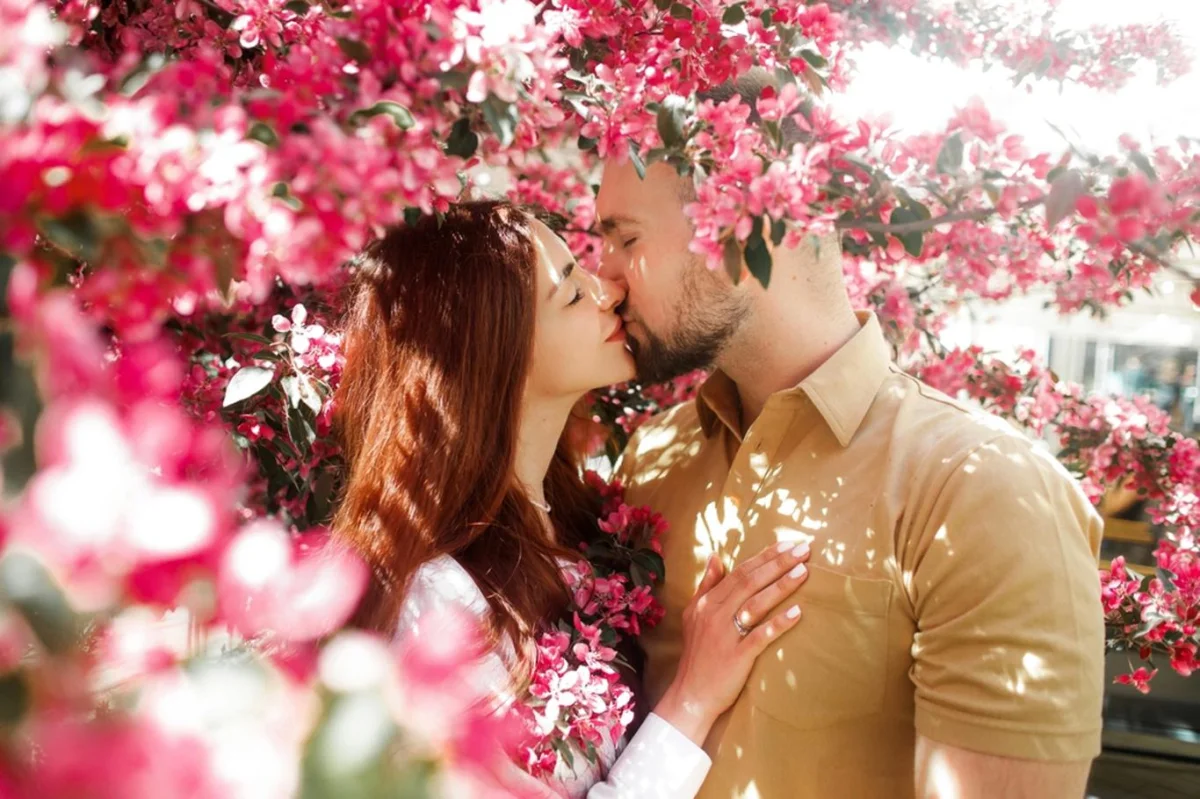 Romantika v rytmu roční doby: Jaro probouzí touhu, flirt i lásku. Proč se v tomto čase víc seznamujeme? - Lifestyle kvety.cz článek na Media24.cz