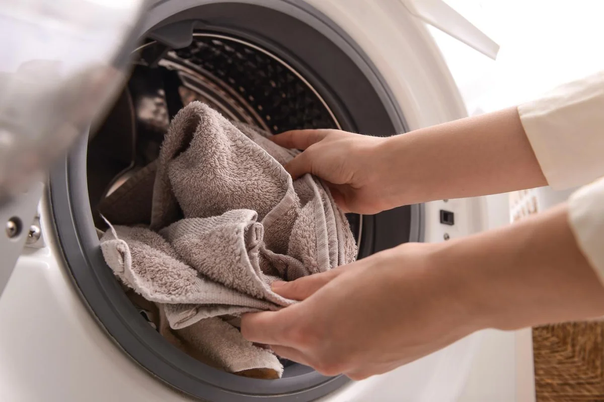 Přidejte cukr do pračky nebo do dřezu. Ušetříte za aviváž, prací prášek a lépe umyjete nádobí - Zprávy Dumazahrada.cz článek na Media24.cz