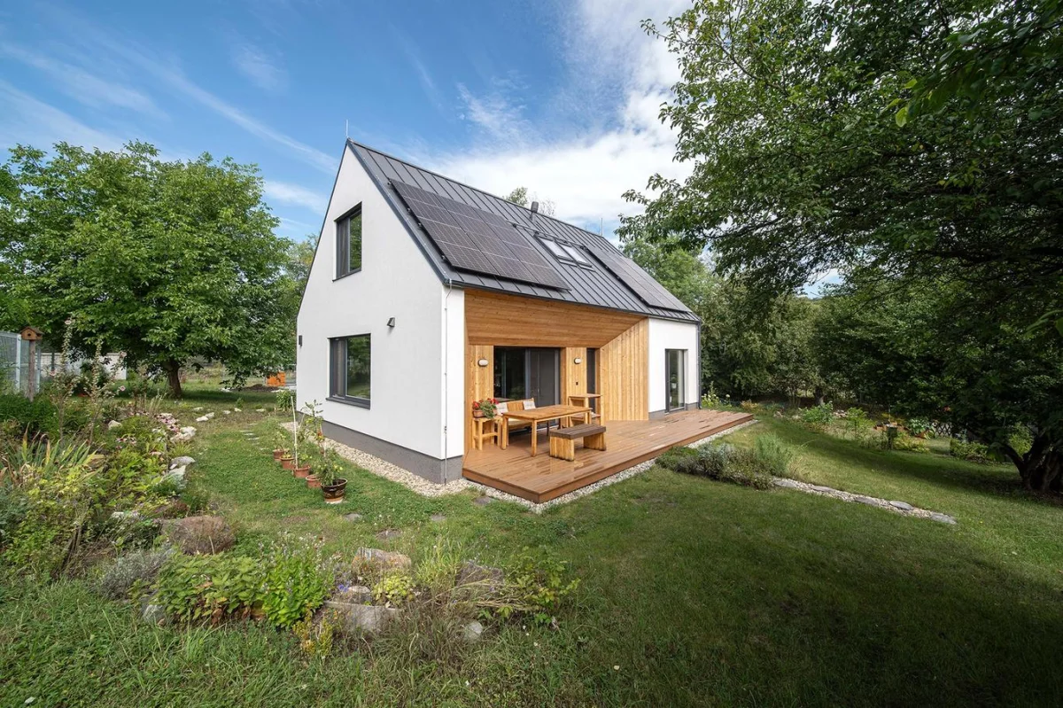 Dům s dílnou a garáží: Architekt proměnil zanedbaný pozemek ve funkční a stylové bydlení - Bydlení Dumazahrada.cz článek na Media24.cz